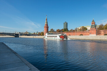 Obraz premium Motor ship on the Moskva river near the Kremlin embankment in Moscow an autumn day
