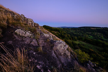 Sonnenuntergang am Pferdskopf im Herbst, Biosphärenreservat Rhön, Hessen, Deutschland.