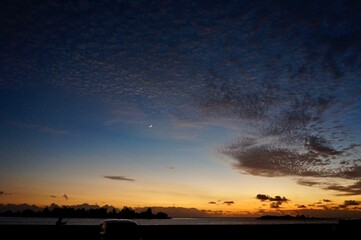 Obraz premium 沖縄県宮古島 海岸の夕暮れ