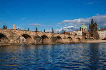 Obraz premium Charles Bridge in clear weather, blue sky with clouds