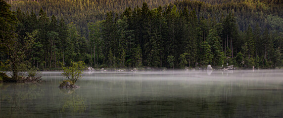 Obraz na płótnie Canvas Nebel über dem See