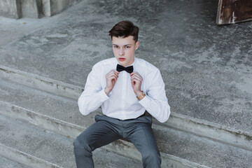 Obraz premium A businessman in an elegant suit with a tie.
