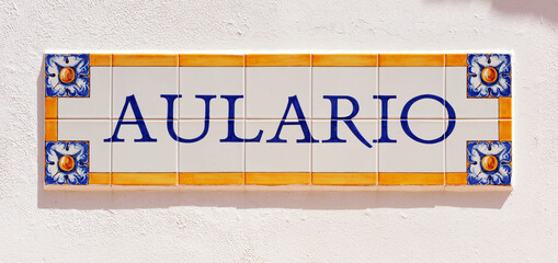 Aulario. Rótulo de azulejos de colores en la entrada del aula de naturaleza de un albergue rural....