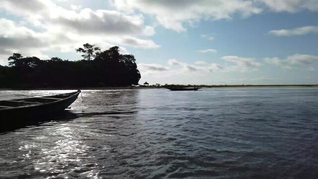 Une pirogue sur l'Atlantique pr&eacute;s des chutes de Lob&eacute;