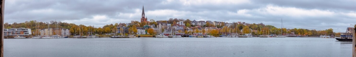 Panorama mit Blick über den Hafen von Flensburg im Oktober 2021 im Hintergrund die östliche...