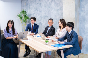 リモートでテレビ会議をするビジネスパーソン