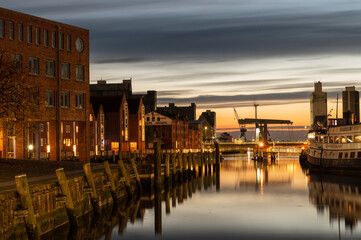 Fototapeta na wymiar Hafen in Husum in der Abenddämmerung mit schönen Lichtreflexen