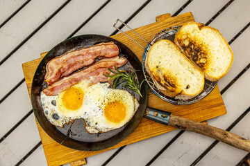 キャンプでアウトドア料理　Outdoor cooking at the campsite 