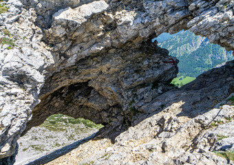 Wandern in den Ammergauer Alpen: die Fensterl beim Roggentalsattel in der Nähe der Hochplatte nach Westen Richtung Allgäu Berge