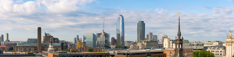 Fototapeta na wymiar London skyline panorama on sunny day