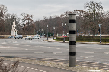 Blitzersäule in einem Kreisverkehr in Berlin