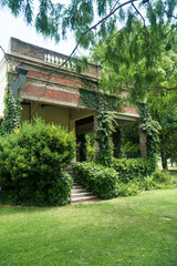 Hermoso casco de estancia  colonial en el campo  Argentino