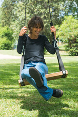 Hermosa mujer en una hamaca divirti&eacute;ndose 