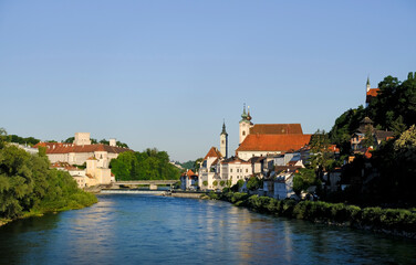 die historische Stadt Steyr - Blick auf den Zusammenfluss von Enns und Steyr, das Schloss Lamberg und die Michaelerkirche 