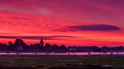 Obraz premium Autumn sunrise over Bosham, West Sussex, UK