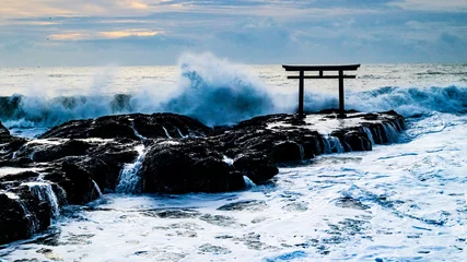 Gordijnen 荒れた海と神磯の鳥居 © Yuuki Kobayashi
