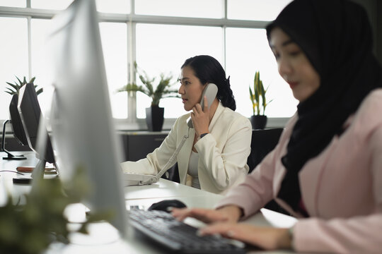 invest, optimistic, organization, audit, question, voice, coaching, coworker, collaboration, colleague, strength, conference, muslim, conversation, inspector, keyboard, management, teamwork, chat, pas