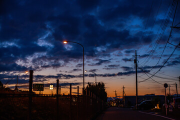 高速道路と夕暮れ空