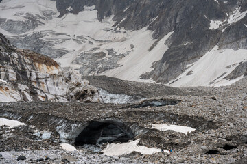 Gletscherende mit Höhle und Spalten