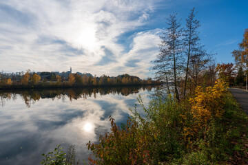 Fototapeta premium Wels Traunufer mit Thalheim im Spätherbst