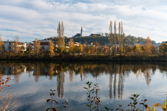 Wels Traunufer mit Thalheim im Sp&auml;therbst