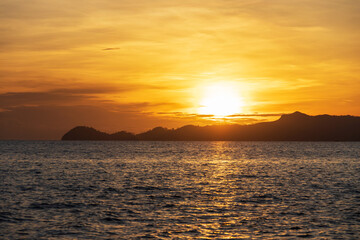 Fototapeta premium Beautiful Sunrise over the sea at Koh Kradan in Trang, Thailand. Good morning a good day.