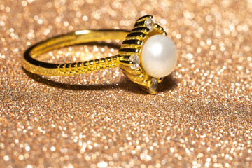 Yellow gold pearl ring