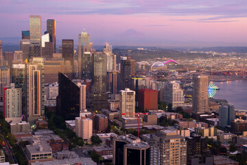 Fototapeta na wymiar Seattle, WA - USA - Sept. 23, 2021: Horizontal view of Seattle, Washington's downtown skyline during sunset.