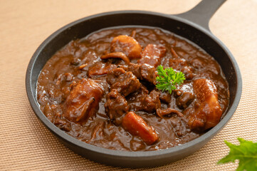 スキレットで作るビーフシチュー