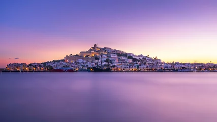 Foto auf Acrylglas Lavendel Malerische Aussicht auf den Sommersonnenuntergang mit buntem Himmel der Altstadt von Ibiza