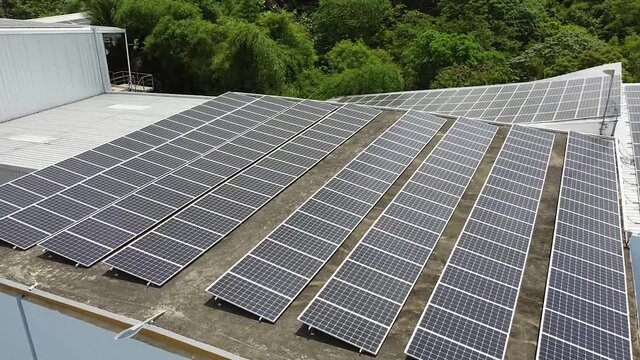 Vista aérea de drones del moderno sistema de electricidad fotovoltaica.
