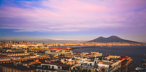 Panorama al tramonto sul porto di Napoli, Italia