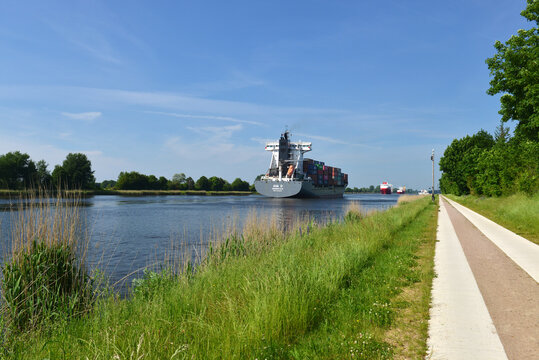 Containerschiff im Nord-Ostsee-Kanal 