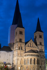 Fototapeta na wymiar Bonn, Münsterkirche während der Renovierung, am Abend