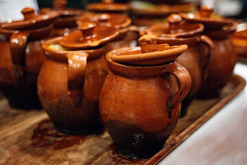 Jarra de barro clasica para servir el plato típico de cocido Madrileño.