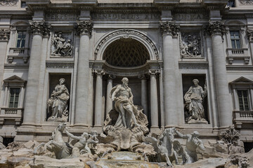 Obraz premium Trevi Fountain (1762) - most famous and arguably the most beautiful fountain in all of Rome. Impressive monument dominates the small Trevi Square. Rome, Italy.