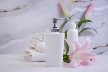 Obraz na płótnie Canvas bathroom accessories, flower on marble background