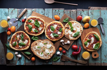 Six pizzas with tomato, sausage, mushrooms and pears with cheese and orange juice