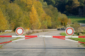 Rot-weiße Schranken mit Verkehrszeichen Durchfahrt verboten auf Panzerstraße von...