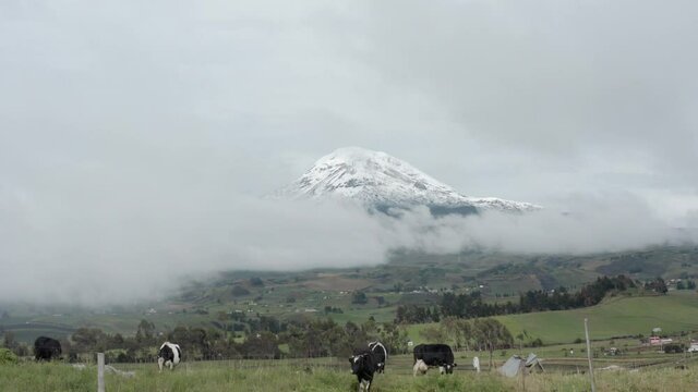 Toma a&eacute;rea Volc&aacute;n Chimborazo con nubes 
