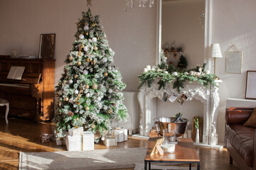 Fototapeta na wymiar Christmas interior in retro style. White fireplace and mirror with christmas tree garland.