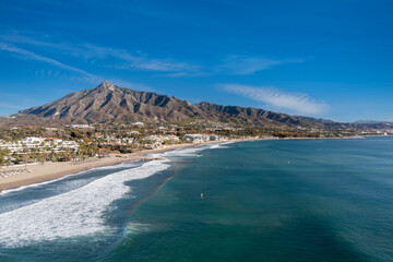 vista de la playa de Banús en un día azul, Marbella