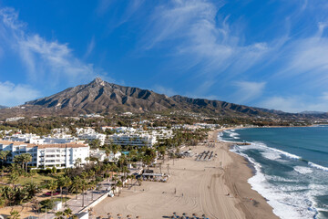 Fototapeta premium vista de la playa de Banús en un día azul, Marbella