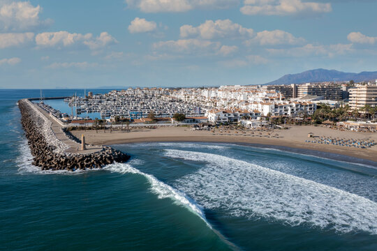 Fototapeta vista de la playa de Banús en un día azul, Marbella