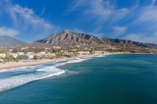 Fototapeta vista de la playa de Banús en un día azul, Marbella