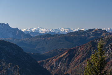 Fototapeta premium Blick vom Rauschberg im Chiemgau bei Sonnenschein, blauem Himmel und guter Fernsicht