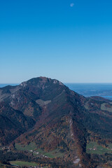 Blick vom Rauschberg im Chiemgau bei Sonnenschein, blauem Himmel  und guter Fernsicht