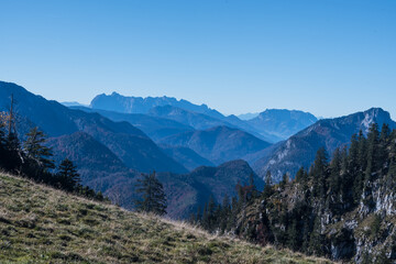 Fototapeta premium Blick vom Rauschberg im Chiemgau bei Sonnenschein, blauem Himmel und guter Fernsicht