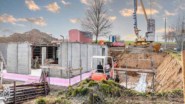 Kellerbau mit Isolierung f&uuml;r ein hochw&auml;rmeged&auml;mmtes Haus