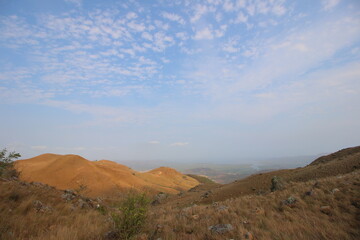 montañas cielo azul, atardecer